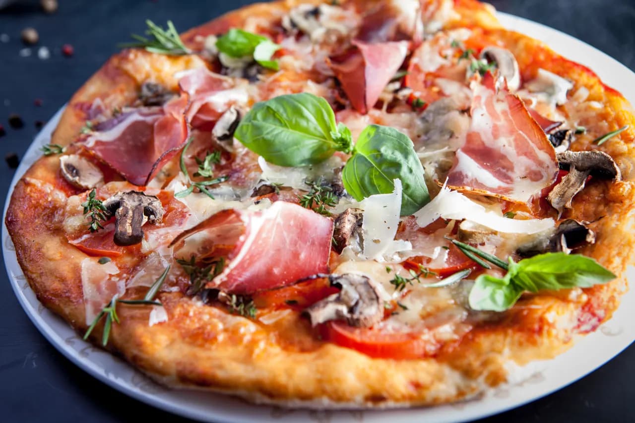 Jak zrobić dobrą pizzę w domu – proste przepisy i sprawdzone porady