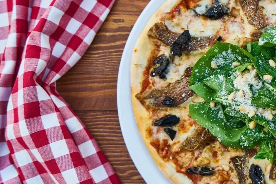 Pizza jak z pizzerii: sekrety idealnego ciasta i chrupiącej skórki