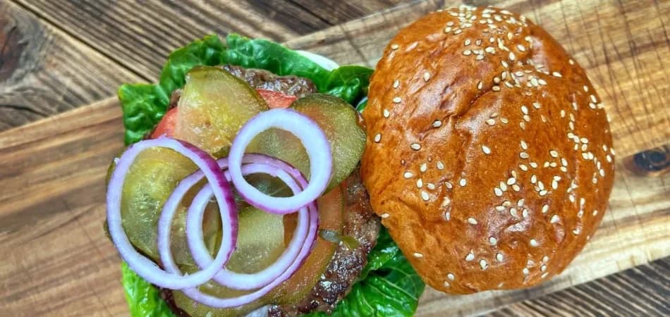 Jak zrobić kotlety wołowe do hamburgerów, które zachwycą smakiem