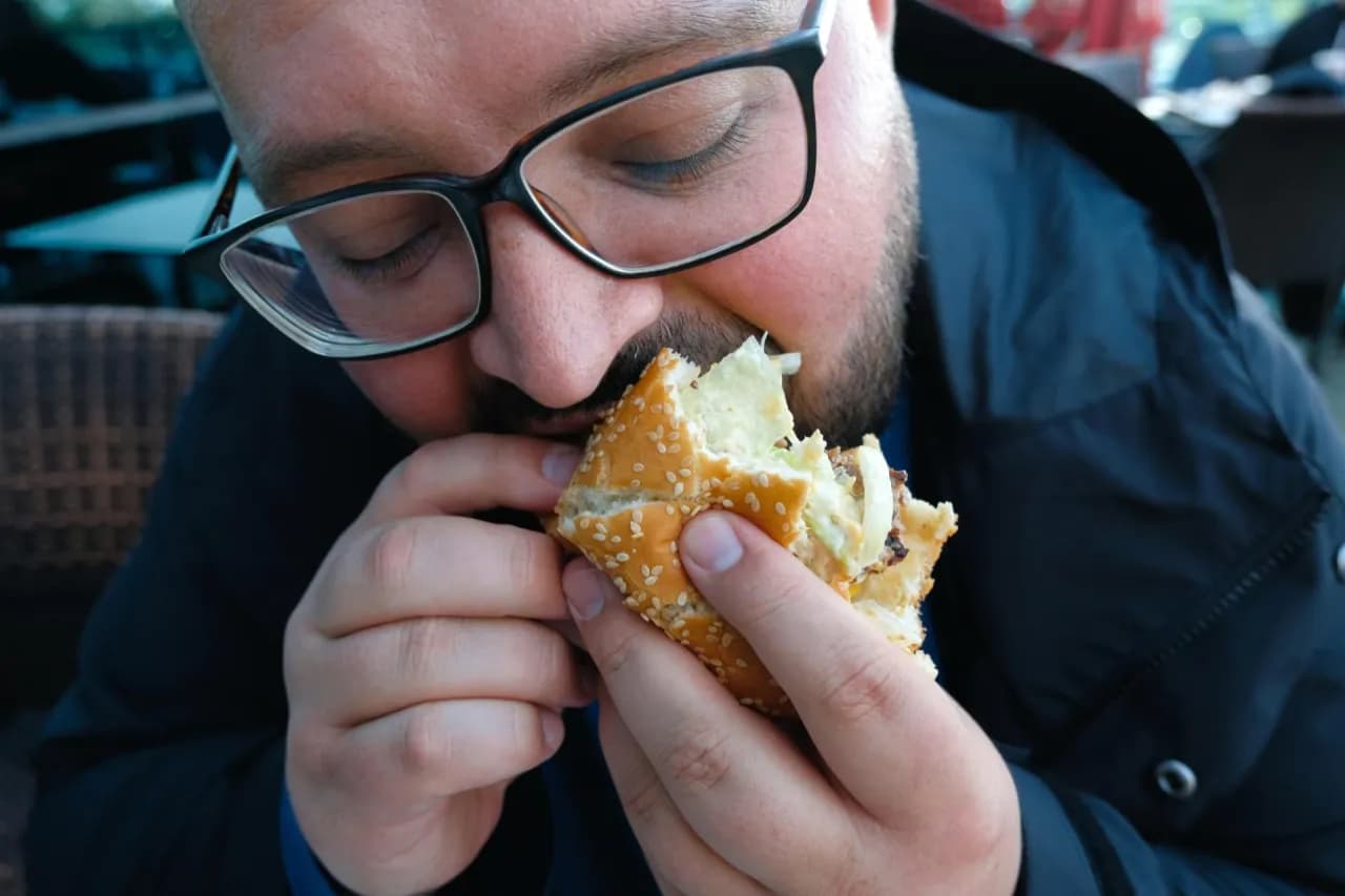 Ile kalorii ma burger drwala? Zaskakujące fakty o jego kaloryczności