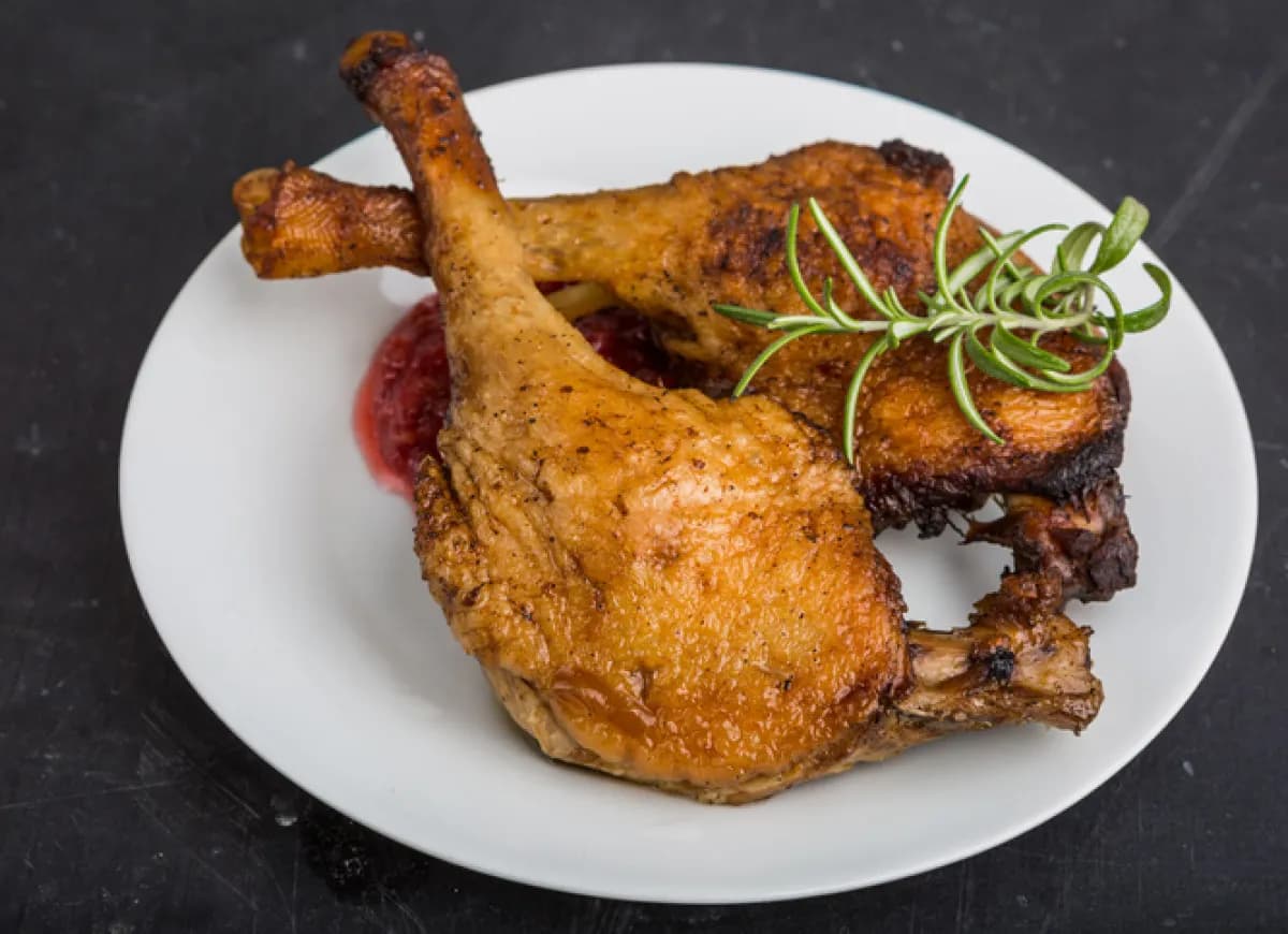 Jak przygotować udka z kaczki, by były soczyste i chrupiące