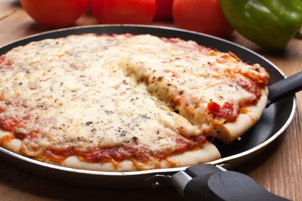 Jak idealnie piec mrożoną pizzę, aby uniknąć rozczarowania