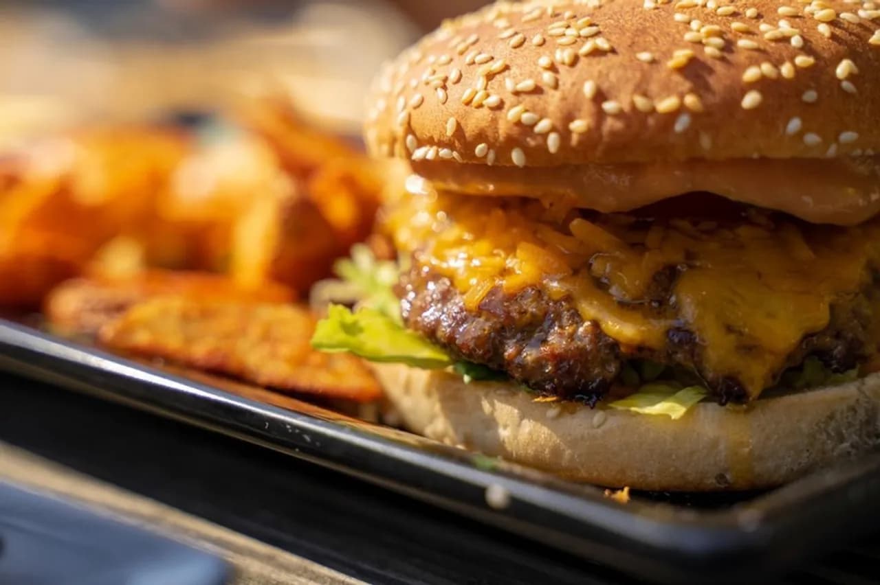 Ile kalorii ma burger? Zaskakujące różnice w kaloryczności!