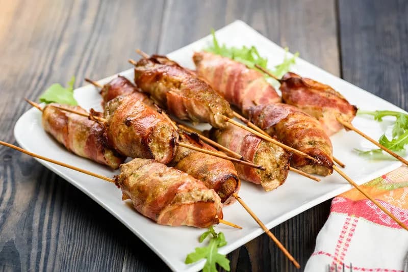 Prosty przepis na szparagi z grilla z boczkiem, które oczarują gości