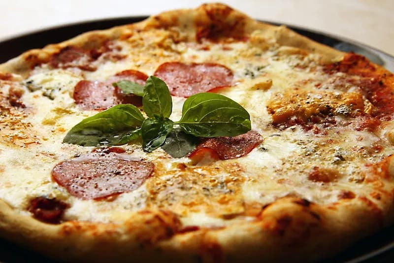 Jak zrobić włoską pizzę: prosty przepis na idealne ciasto i sos