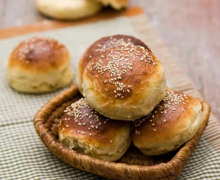Gdzie kupić bułki maślane do burgerów? Najlepsze miejsca i porady
