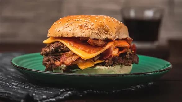 Jak przygotować mięso na burgera, aby było soczyste i pełne smaku