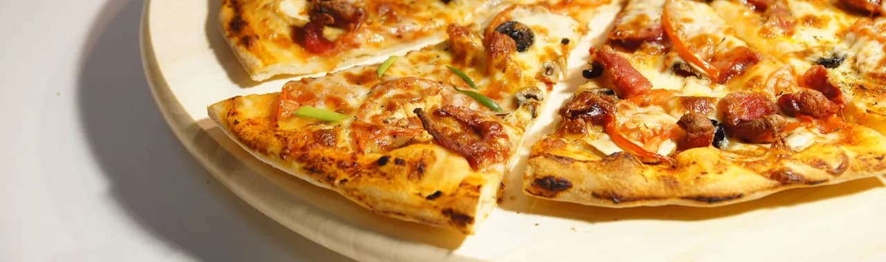 Ile kcal ma pizza 32 cm? Odkryj zaskakujące wartości kaloryczne