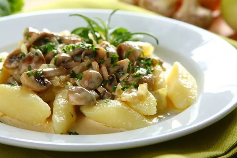 Pomysły na obiad z kopytkami: najlepsze sosy i dodatki do kopytek