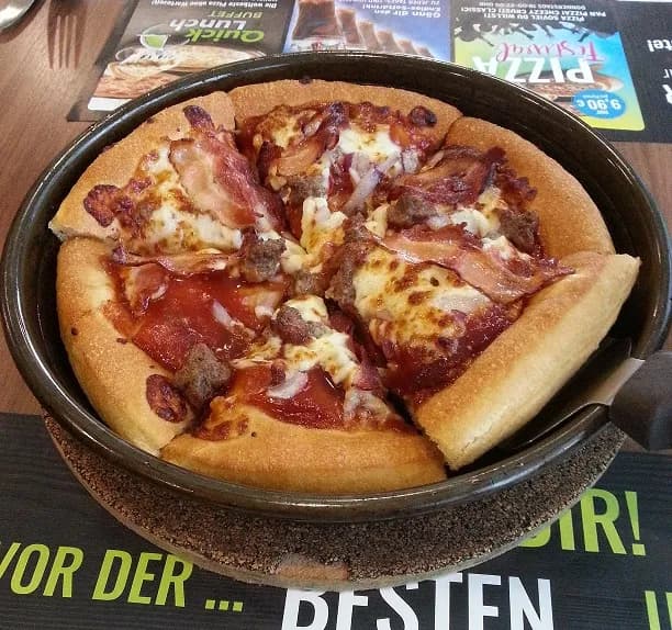 Ile cm ma duża pizza w Pizza Hut? Zaskakujące różnice w rozmiarach