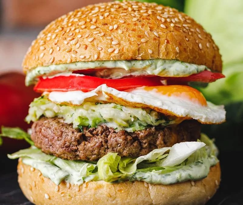 Jak jeść burgera bez bałaganu - sprawdzone sposoby na przyjemność