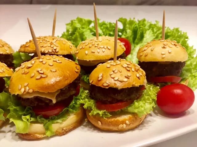 Gdzie kupić mini hamburgery i bułki - najlepsze opcje i porady