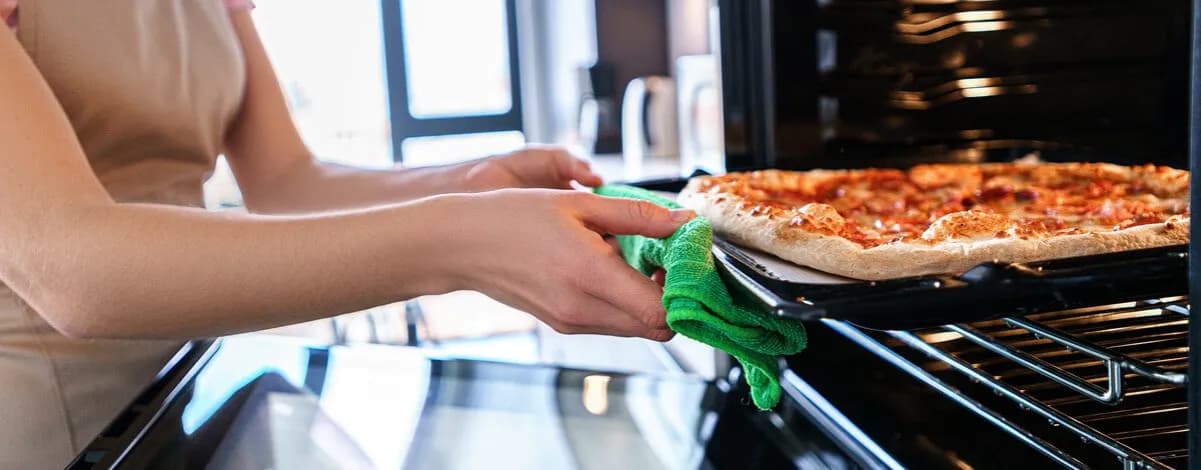 Jak piec pizzę w piekarniku z termoobiegiem, by uniknąć błędów