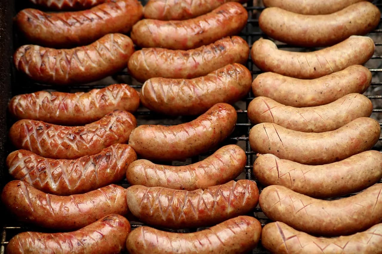Ile kalorii ma kiełbasa z grilla? Zaskakujące wartości odżywcze