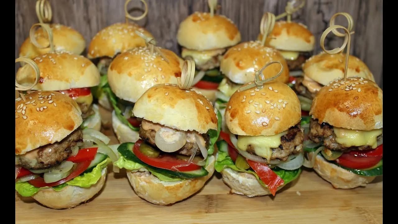 Gdzie kupić bułki do mini burgerów? Sprawdź najlepsze opcje!