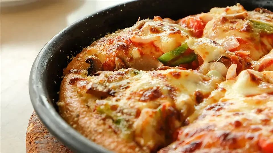 Szybka pizza w 30 minut – łatwy przepis na smaczny posiłek