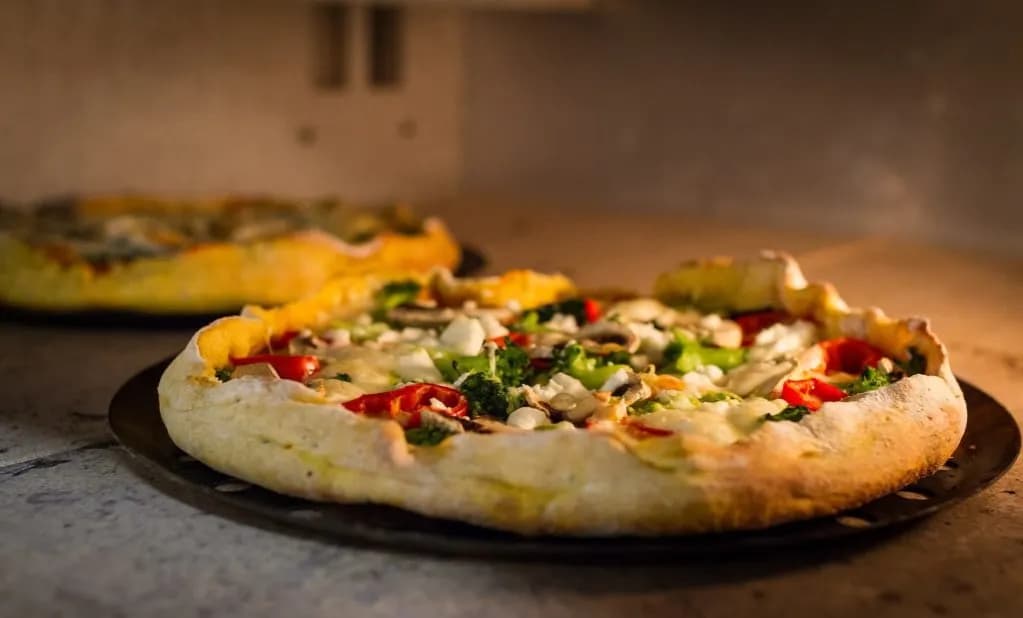Idealna temperatura i czas pieczenia mrożonej pizzy, aby nie spalić