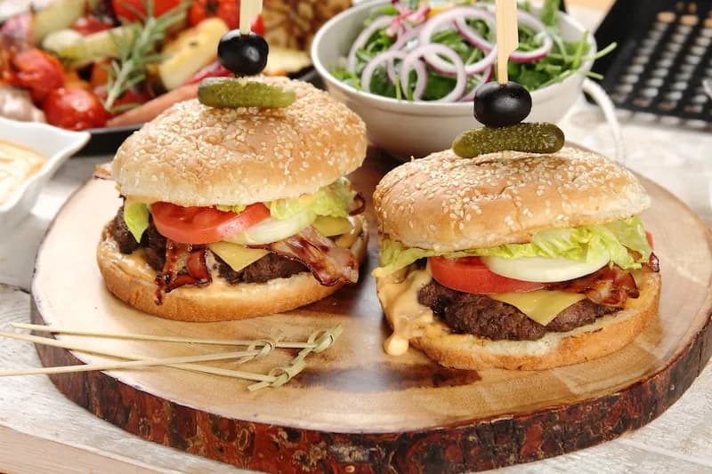 Jakie mięso na burgery wołowe, aby uzyskać soczyste i pyszne efekty