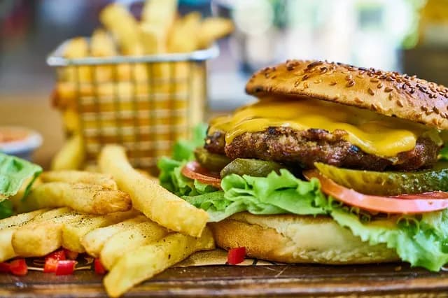 Ile kosztuje hamburger w USA? Ceny, które mogą cię zaskoczyć