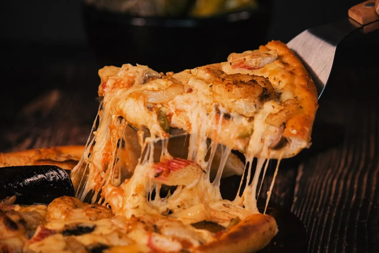 Najlepsze sery do pizzy serowej – odkryj idealne połączenia smaków
