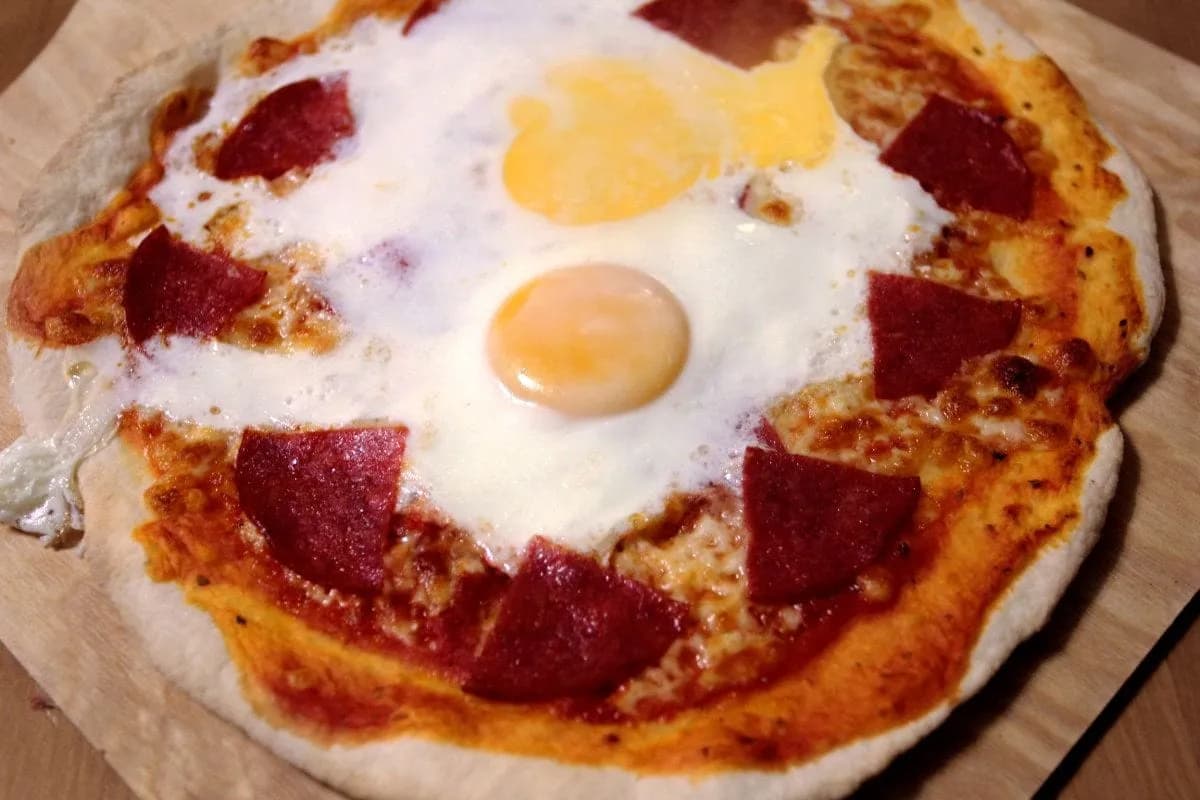 Pizza z jajkiem: kiedy wbić jajko, aby uzyskać idealną konsystencję