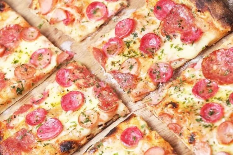 Co zrobić z gotowego ciasta na pizzę? Pyszne przepisy na każdą okazję