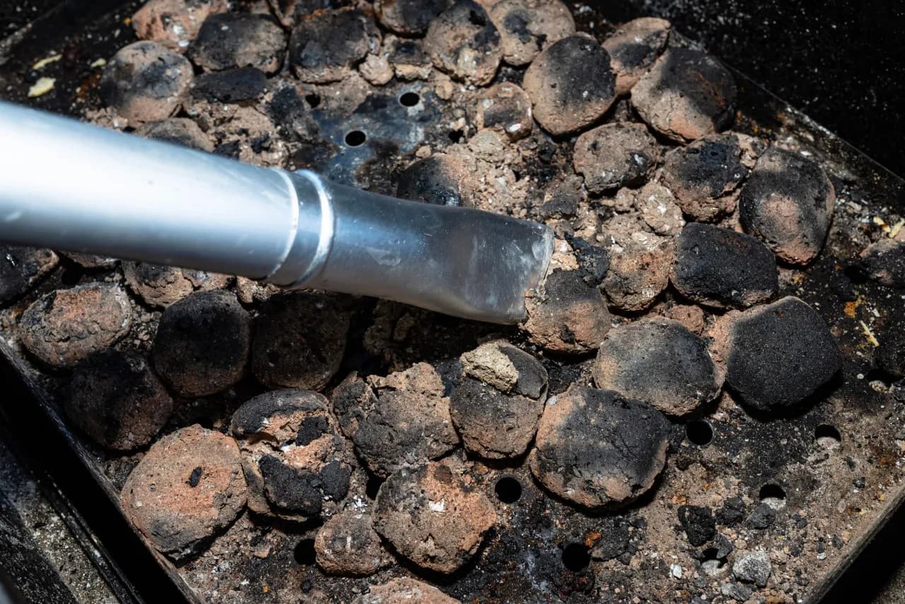 Gdzie wyrzucić popiół z grilla, aby uniknąć zagrożenia pożarowego?