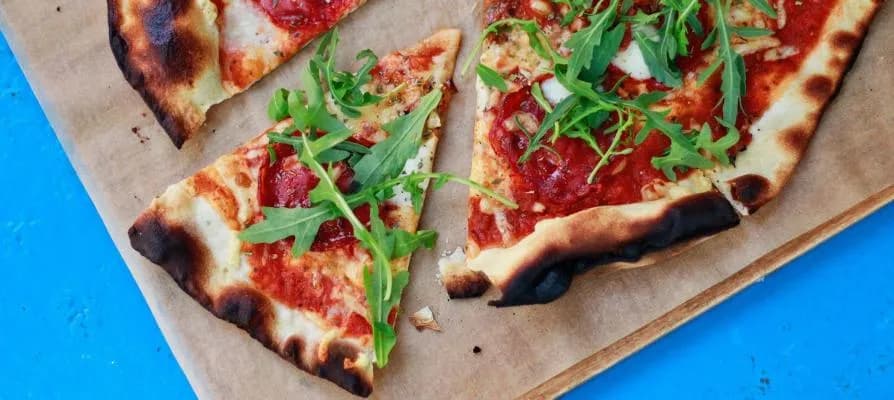 Jak odgrzać pizzę na patelni, by zachować jej chrupkość i smak