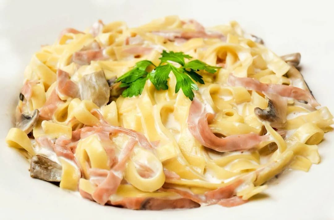 Szybkie i proste dania na obiad z makaronu, które zaskoczą smakami