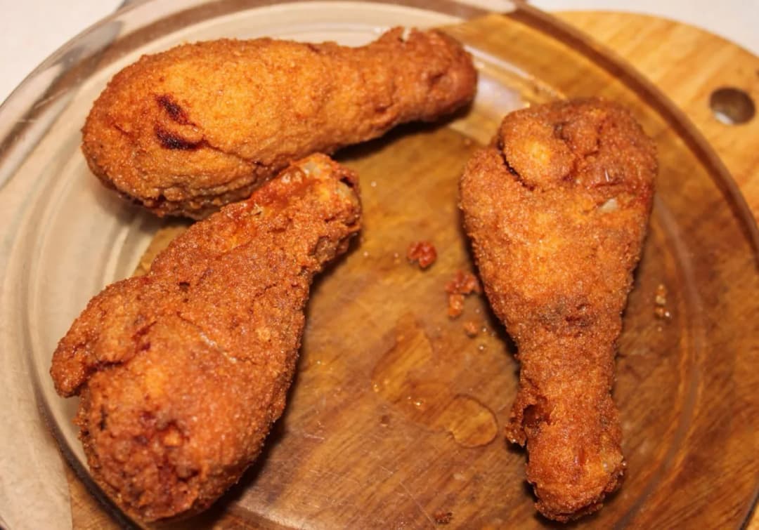 Jak zrobić chrupiące udka z kurczaka na patelni bez błędów