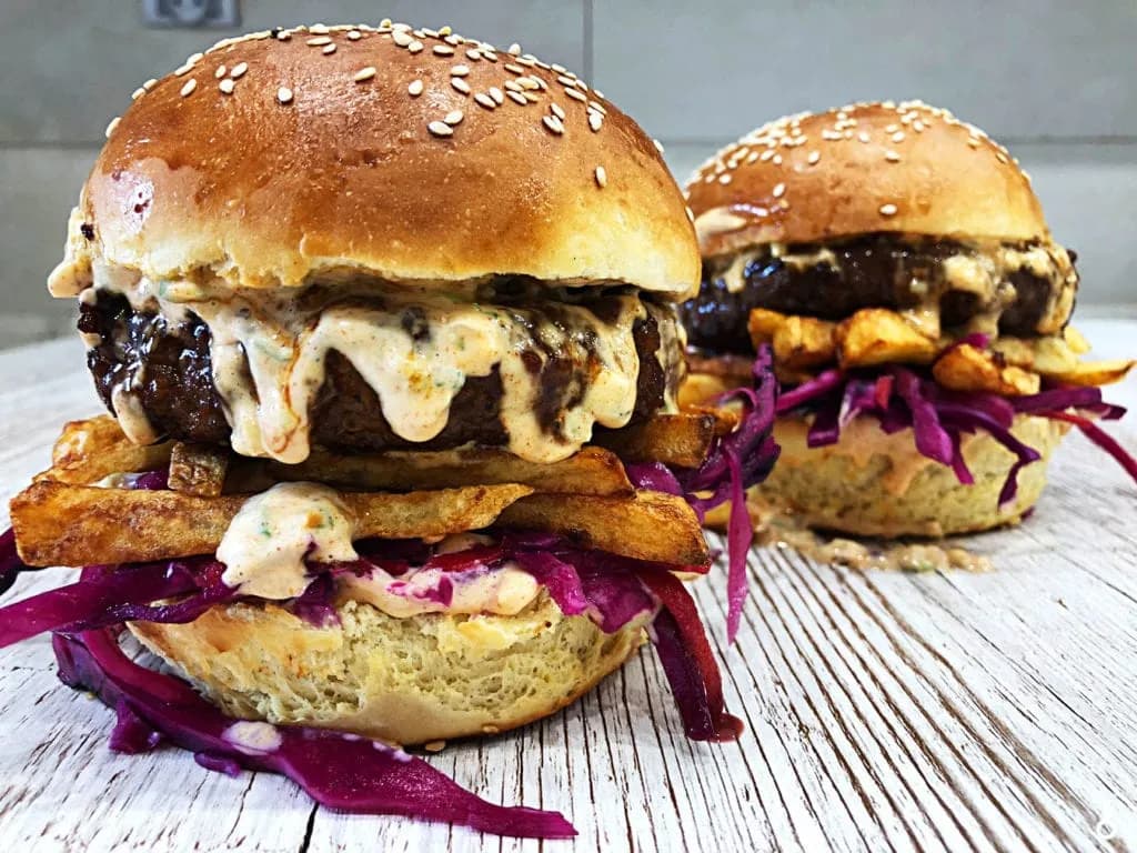 Jak składać burgera, aby uniknąć najczęstszych błędów w przygotowaniu