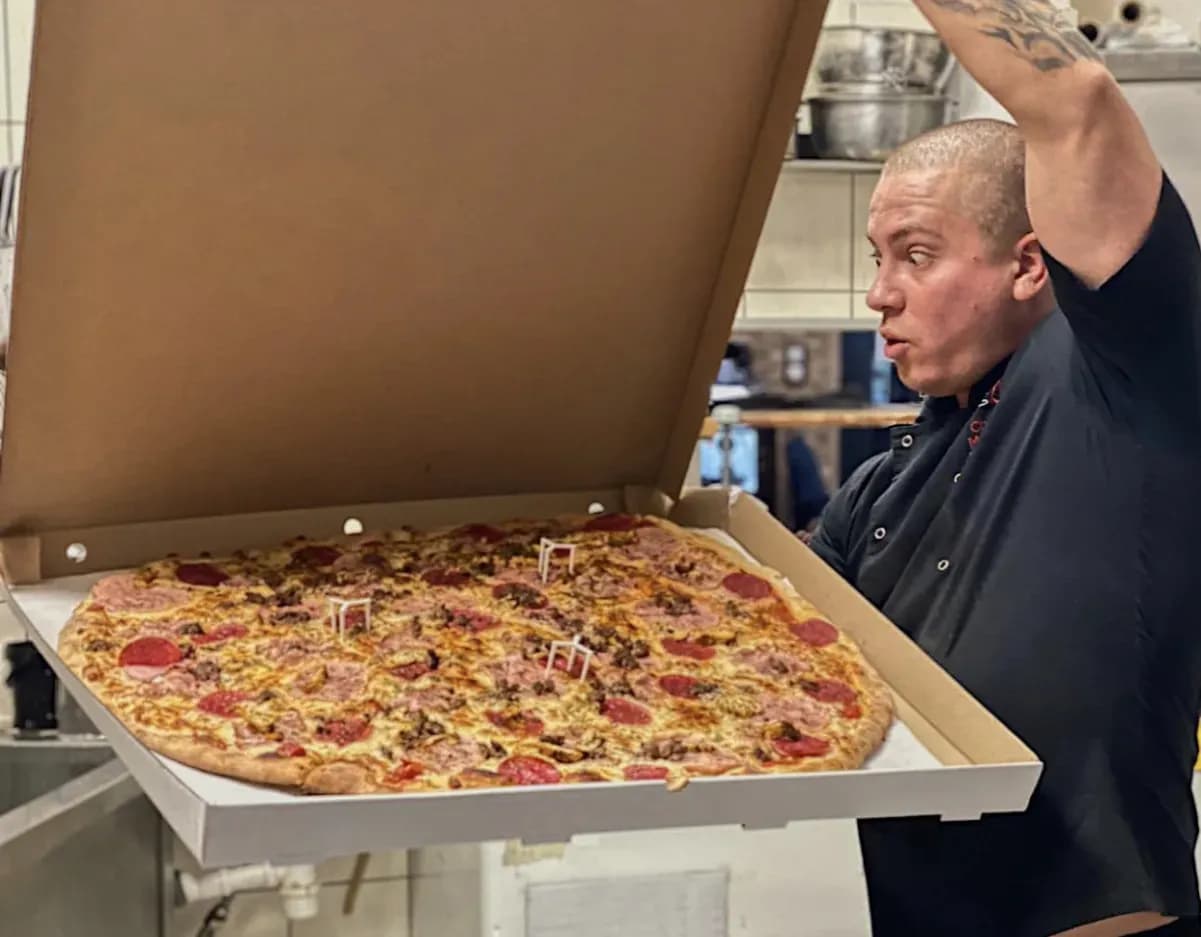 Ile osób najada się pizzą 45 cm? Sprawdź, zanim zamówisz!