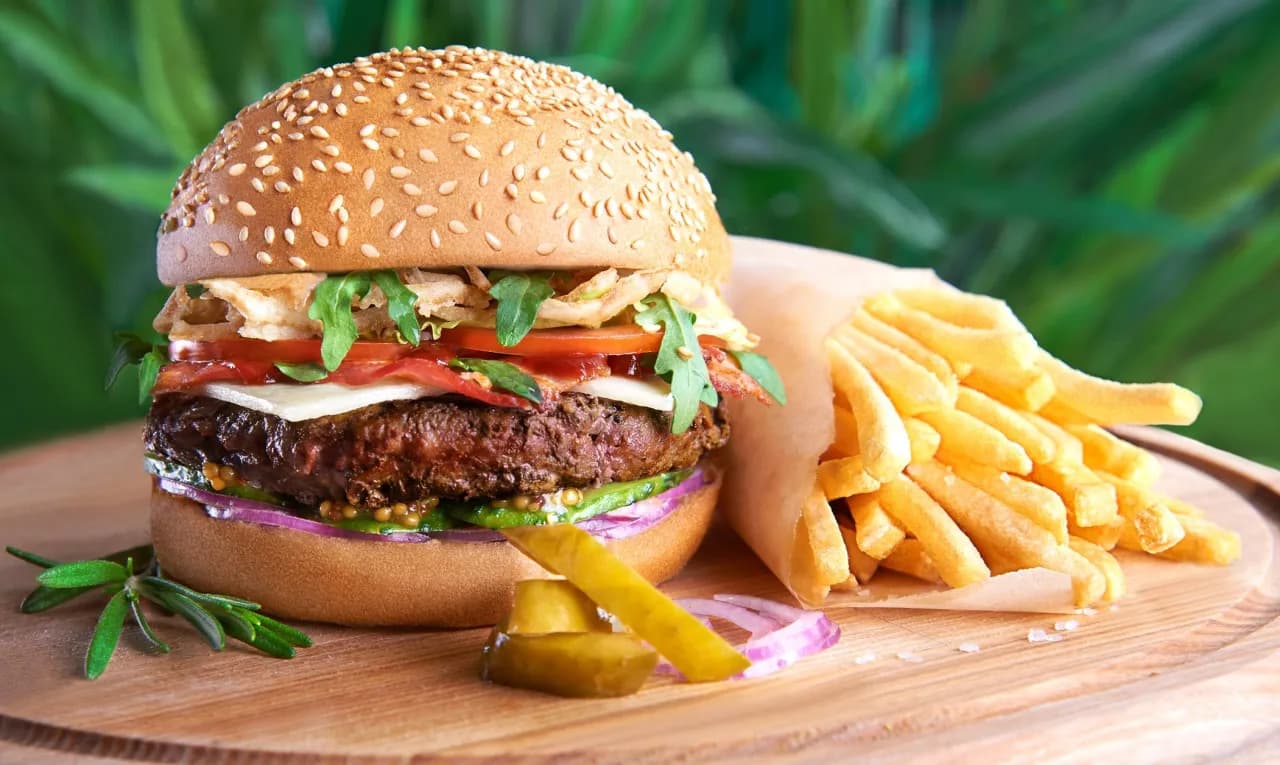 Kto wymyślił hamburgery? Odkryj tajemnice ich pochodzenia