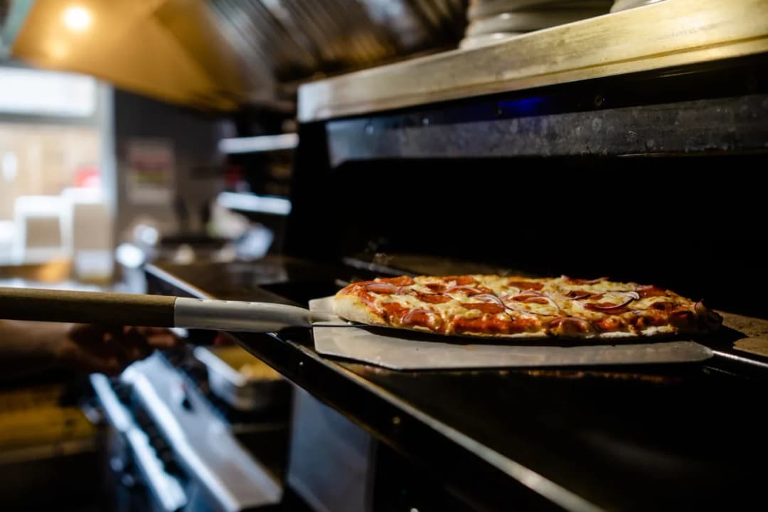 Czy pizzę piec na papierze do pieczenia? Odkryj zalety i wady